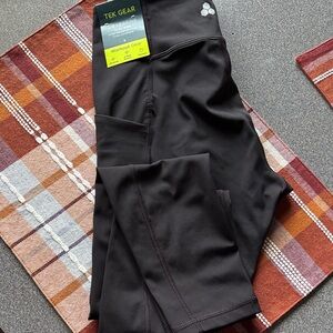 Tek Gear Black w/ side pockets 7/8 length Fitness Leggings